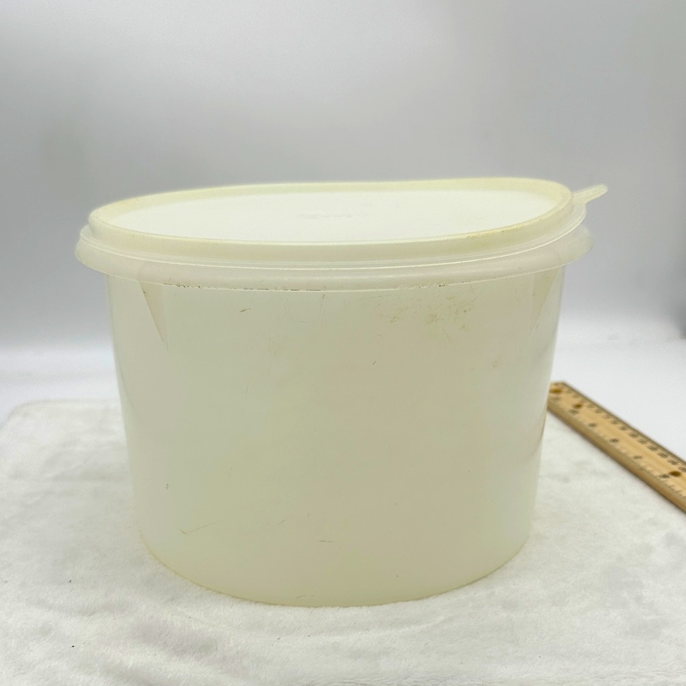 Tupperware Round Storage Container/Canister-Holds over 12cups